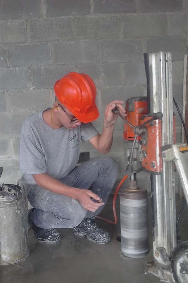 Perfuração de concreto com broca diamantada para sistema de ventilaço