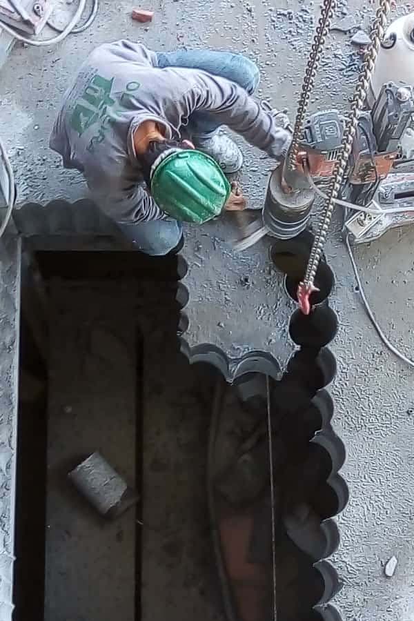 Furo preciso em parede de concreto para cabos de energia e dados